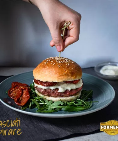 Hamburger di Scottona con crema di pecorino romano, pomodori secchi e rucola